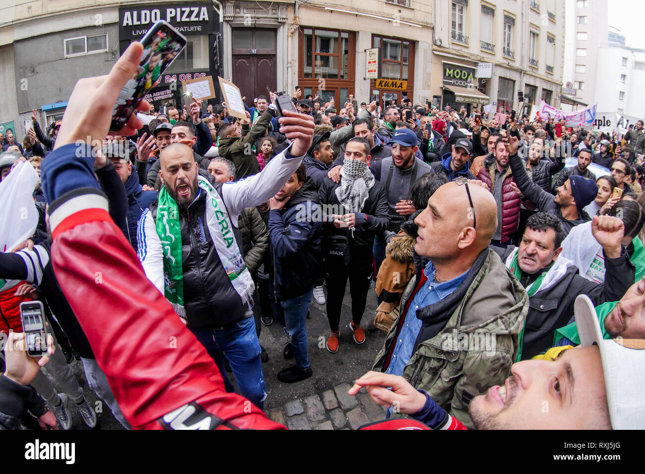Manifestations de la diaspora algérienne Abdelaziz Bouteflika 5e candidature au poste présidentiel, Lyon, France Banque D'Images