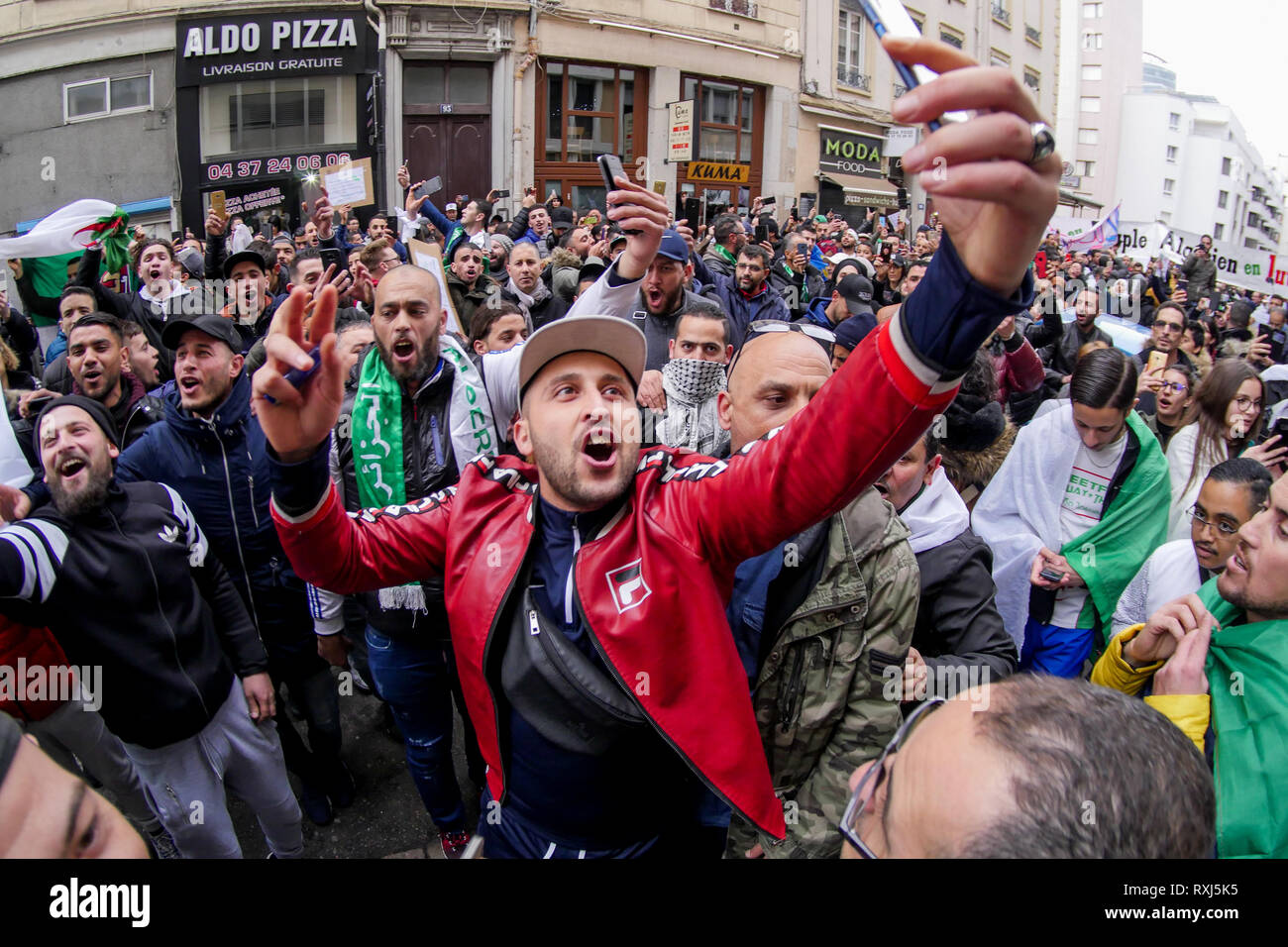 Manifestations de la diaspora algérienne Abdelaziz Bouteflika 5e candidature au poste présidentiel, Lyon, France Banque D'Images