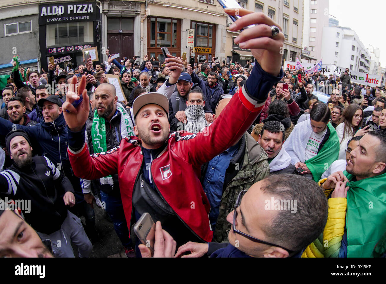 Manifestations de la diaspora algérienne Abdelaziz Bouteflika 5e candidature au poste présidentiel, Lyon, France Banque D'Images