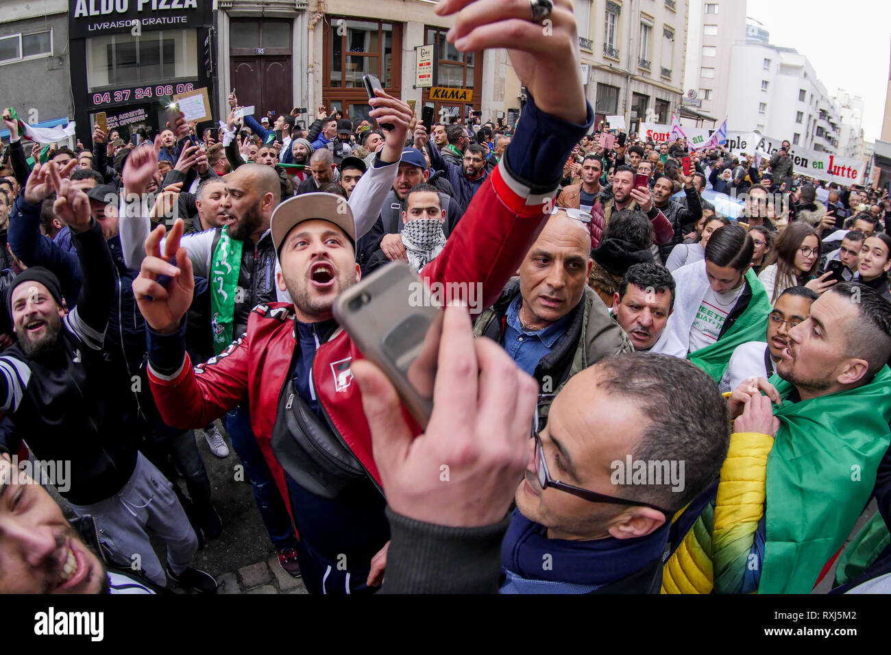 Manifestations de la diaspora algérienne Abdelaziz Bouteflika 5e candidature au poste présidentiel, Lyon, France Banque D'Images