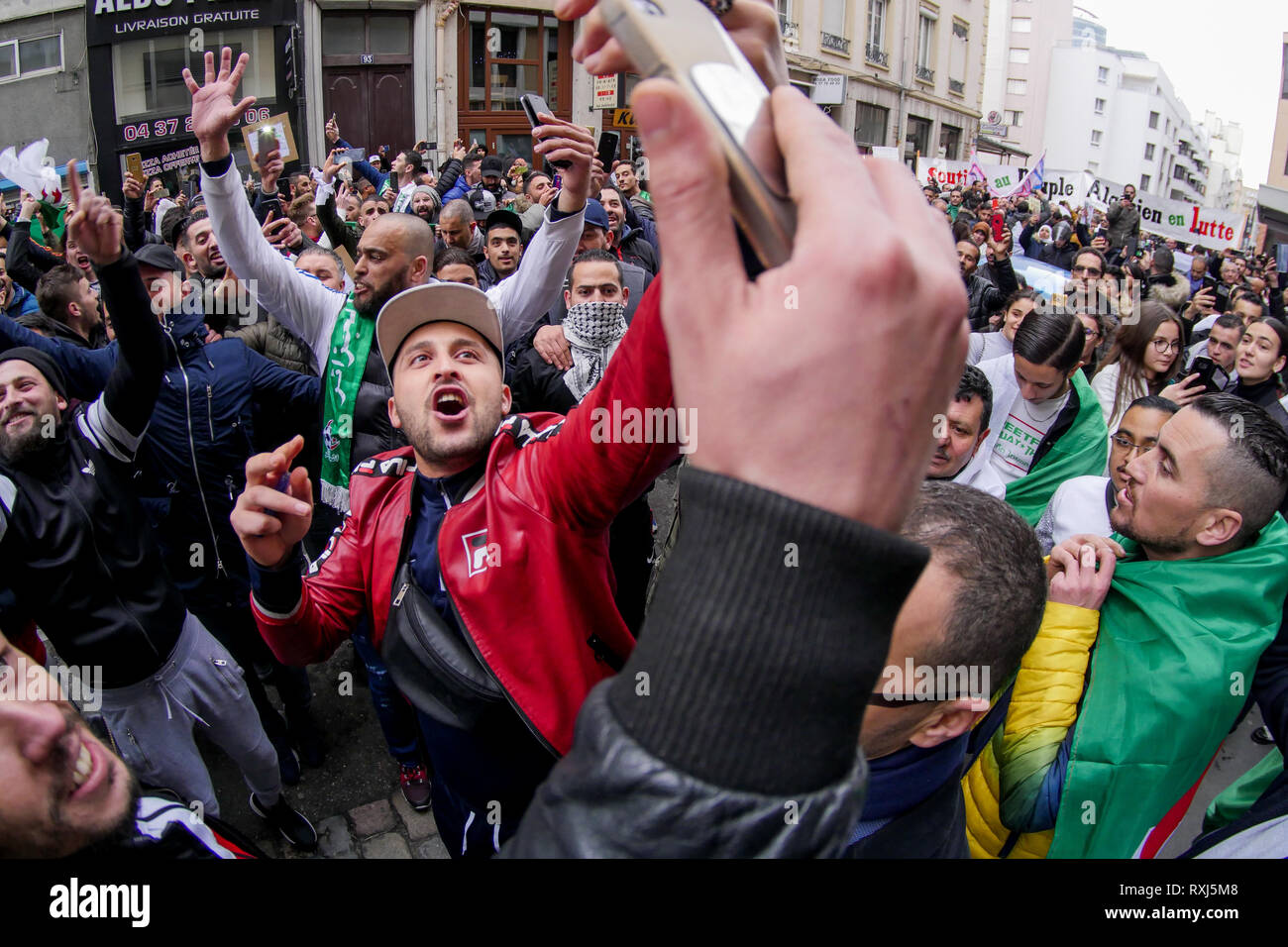 Manifestations de la diaspora algérienne Abdelaziz Bouteflika 5e candidature au poste présidentiel, Lyon, France Banque D'Images
