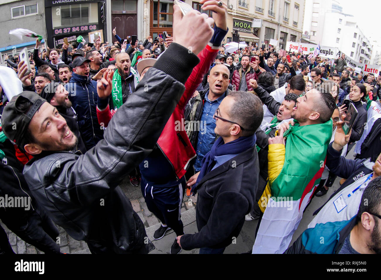 Manifestations de la diaspora algérienne Abdelaziz Bouteflika 5e candidature au poste présidentiel, Lyon, France Banque D'Images