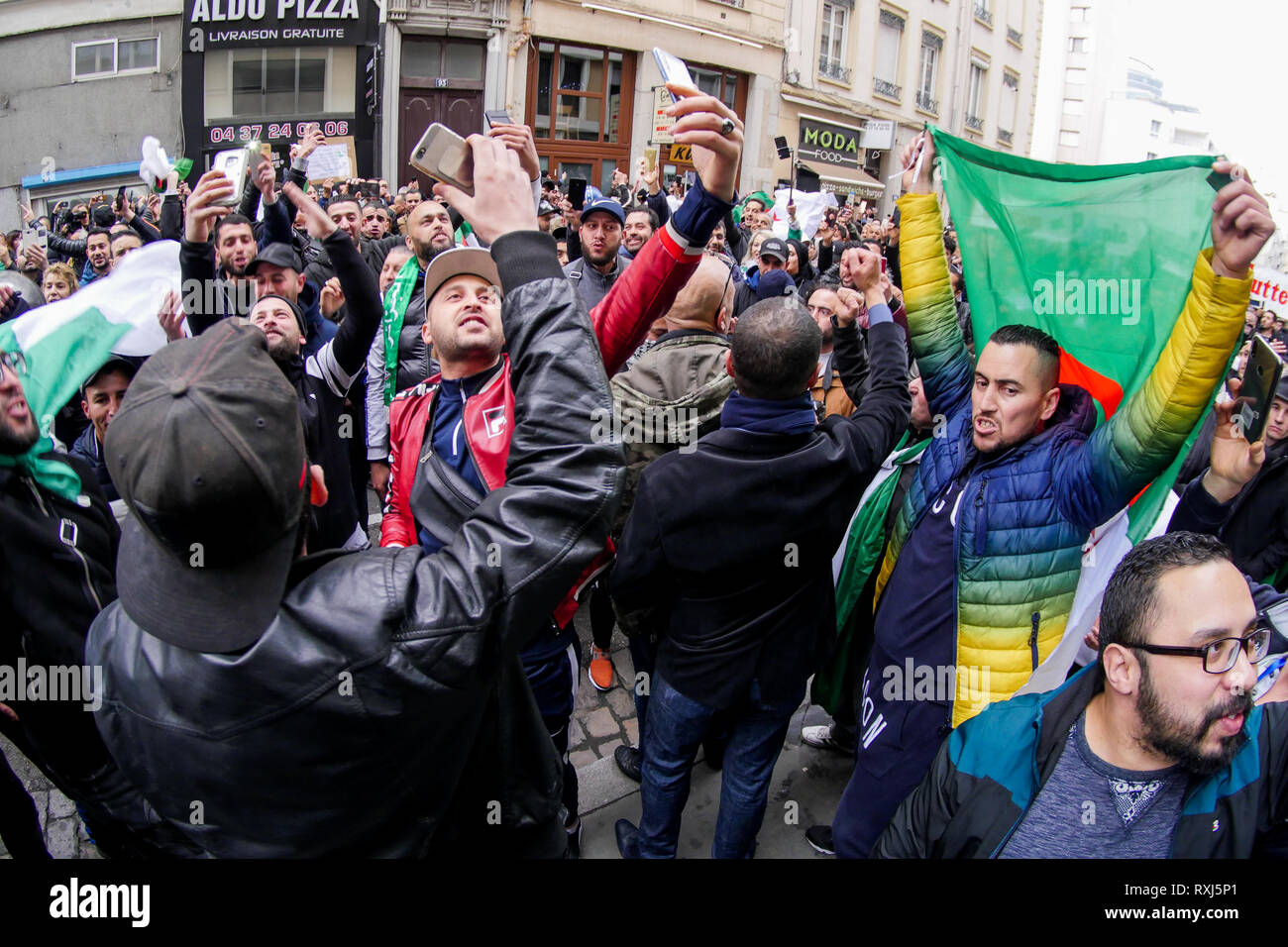 Manifestations de la diaspora algérienne Abdelaziz Bouteflika 5e candidature au poste présidentiel, Lyon, France Banque D'Images