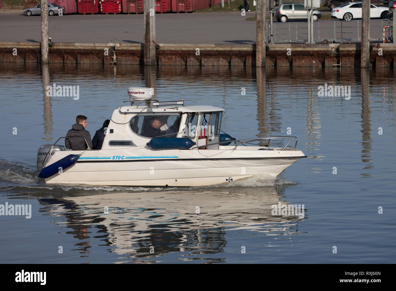 Petit bateau dans le port. Norddeich. Frise orientale, la Basse-Saxe. Allemagne Banque D'Images