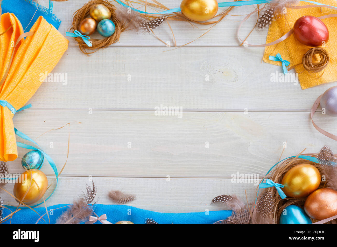 Joyeuses Pâques border frame avec copie espace pour texte haut de la page Avis télévision jeter des oeufs de pâques plumes nid fith rubans arcs et tissu plié à oreilles de lapin Banque D'Images