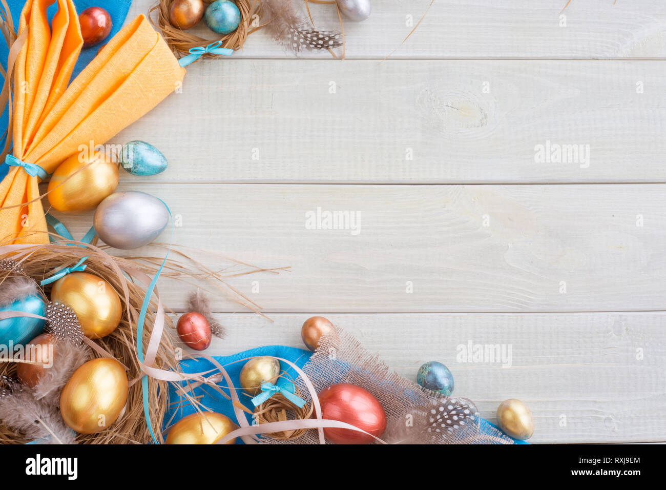 Joyeuses Pâques border frame avec copie espace pour texte haut de la page Avis télévision jeter des oeufs de pâques plumes nid fith rubans arcs et tissu plié à oreilles de lapin Banque D'Images