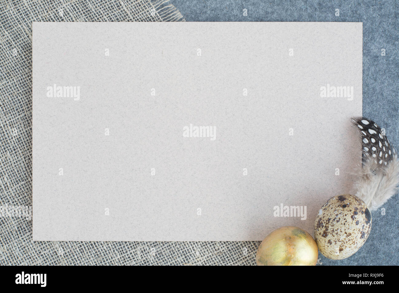 Carte de vœux de pâques avec copie espace pour le texte et une très belle décoration d'oeufs et de plumes sur du tissu de couleur pastel arrière-plan modèle de conception Banque D'Images