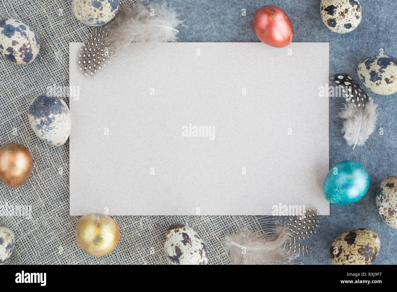 Carte de vœux de pâques avec copie espace pour le texte et une très belle décoration d'oeufs et de plumes sur du tissu de couleur pastel arrière-plan modèle de conception Banque D'Images