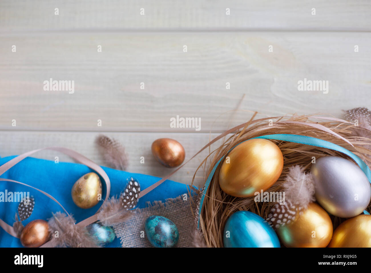 Joyeuses Pâques border frame avec copie espace pour texte haut de la page Avis télévision jeter des oeufs de pâques plumes nid fith rubans arcs et tissu plié à oreilles de lapin Banque D'Images