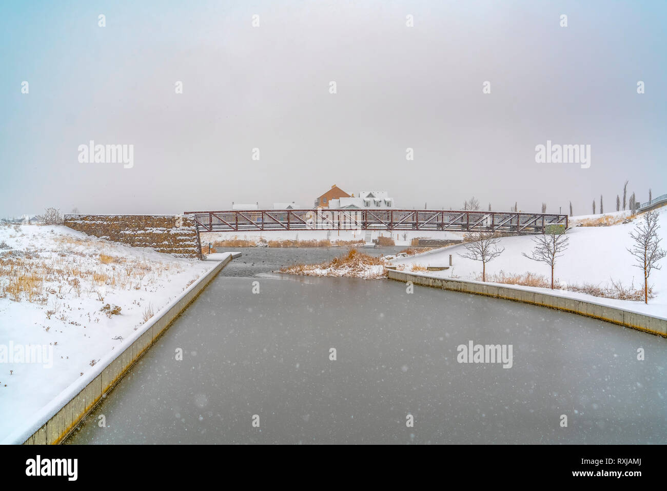 Sur le lac de Pont avec rives couvertes de neige dans l'Utah Banque D'Images