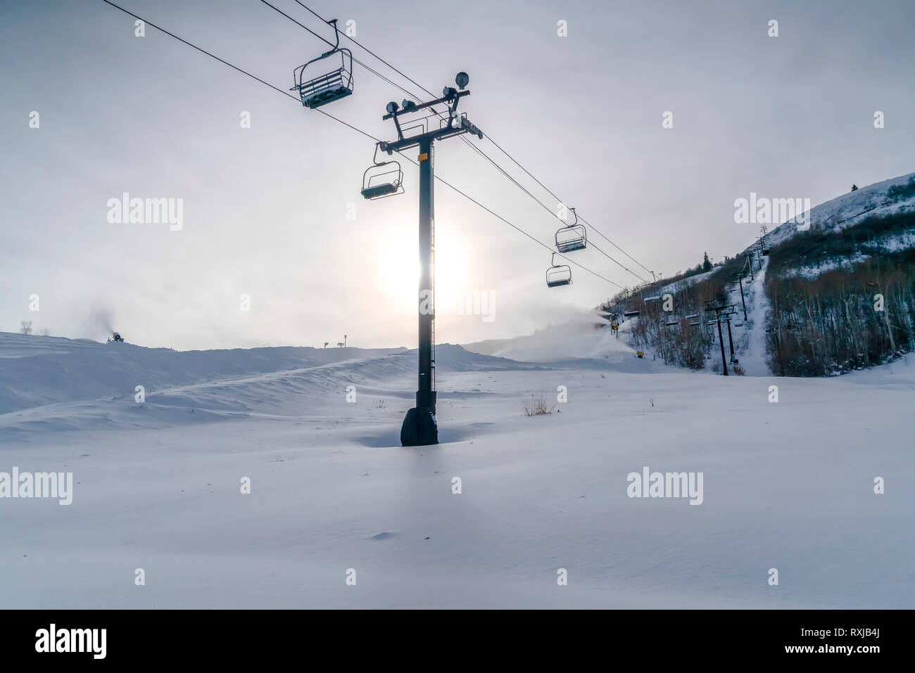 Soleil éclatant sur remontées mécaniques sur la montagne couverte de neige Banque D'Images