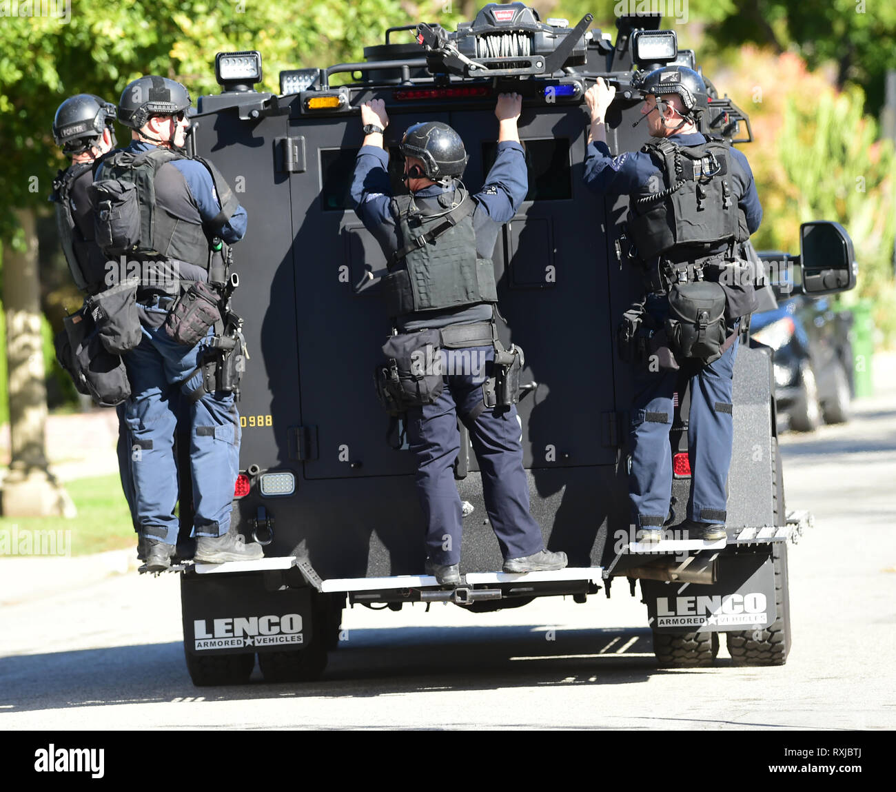 LAPD prend garde à vue sans coups de feu après quatre heures de barricade situation dans le quartier de Studio City de Los Angeles comprend : LAPD SWAT Où : Los Angeles, California, United States Quand : 07 mars 2019 Source : WENN.com Banque D'Images