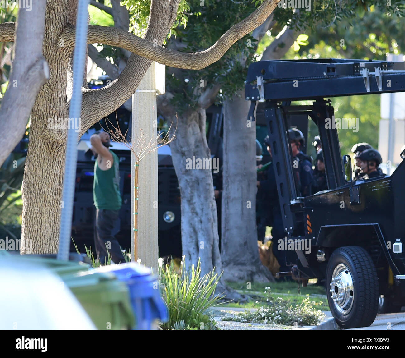 LAPD prend garde à vue sans coups de feu après quatre heures de barricade situation dans le quartier de Studio City de Los Angeles comprend : LAPD SWAT suspect où : Los Angeles, California, United States Quand : 07 mars 2019 Source : WENN.com Banque D'Images