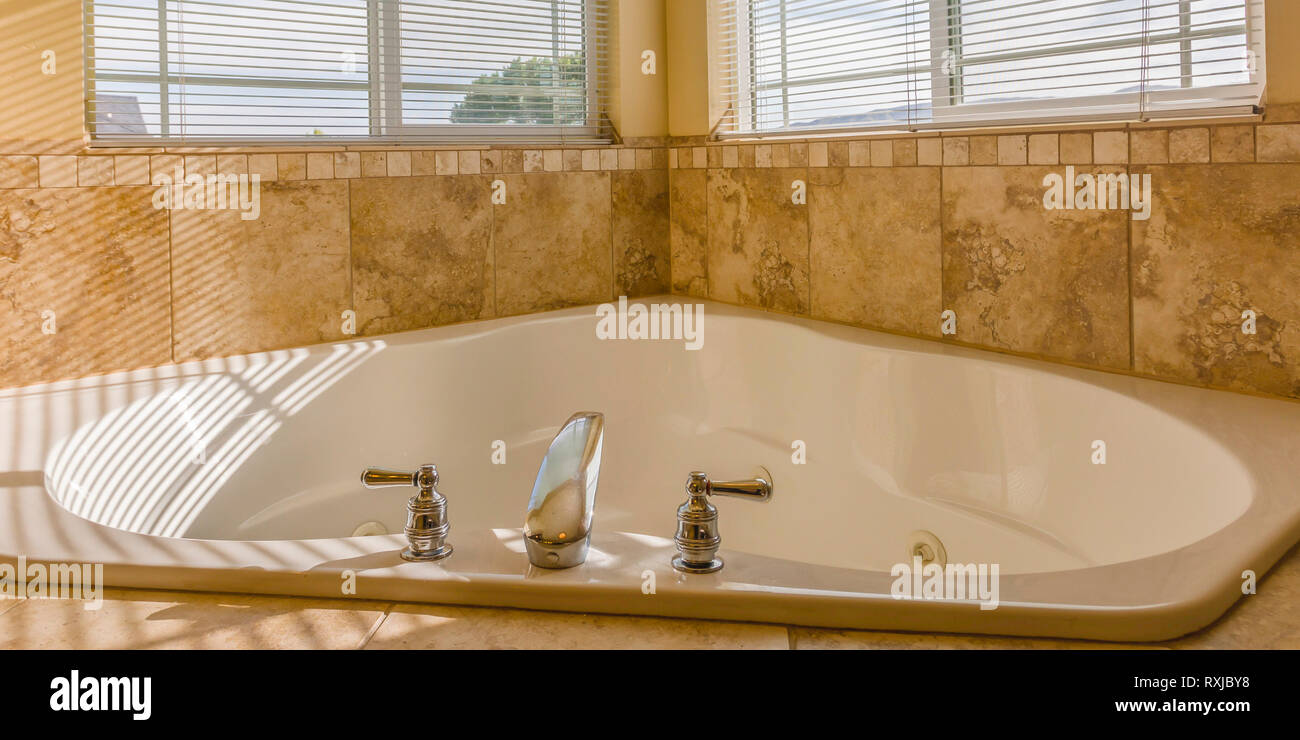 Une baignoire en forme de coeur avec des jets à l'intérieur d'une salle de  bains Photo Stock - Alamy