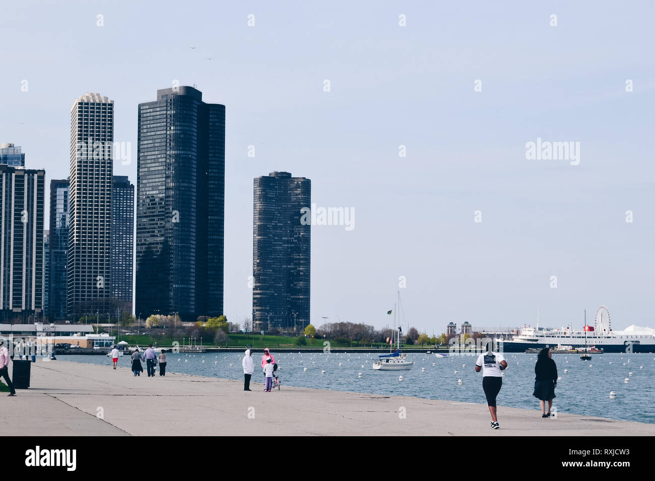 Les gens se réjouissant de l'après-midi à Queen's Landing avec des bâtiments modernes dans le paysage Banque D'Images