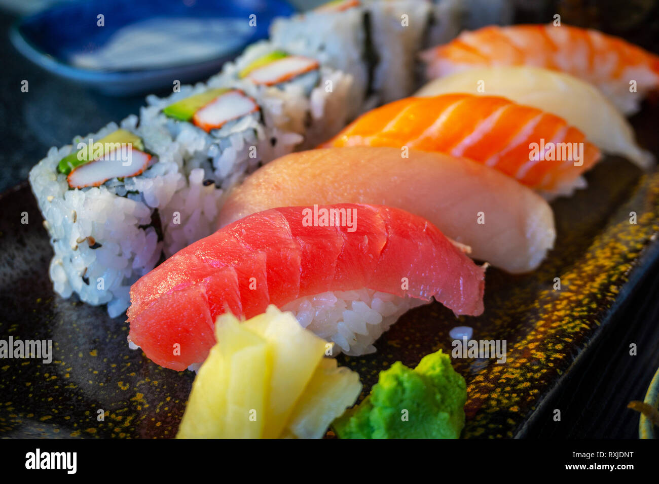 Nigiri sushi japonais délicieux bento avec Toro Thon, thon ahi, saumon, crevettes, Hamachi Yellowtail, Ebi et la Californie le rouleau. Banque D'Images