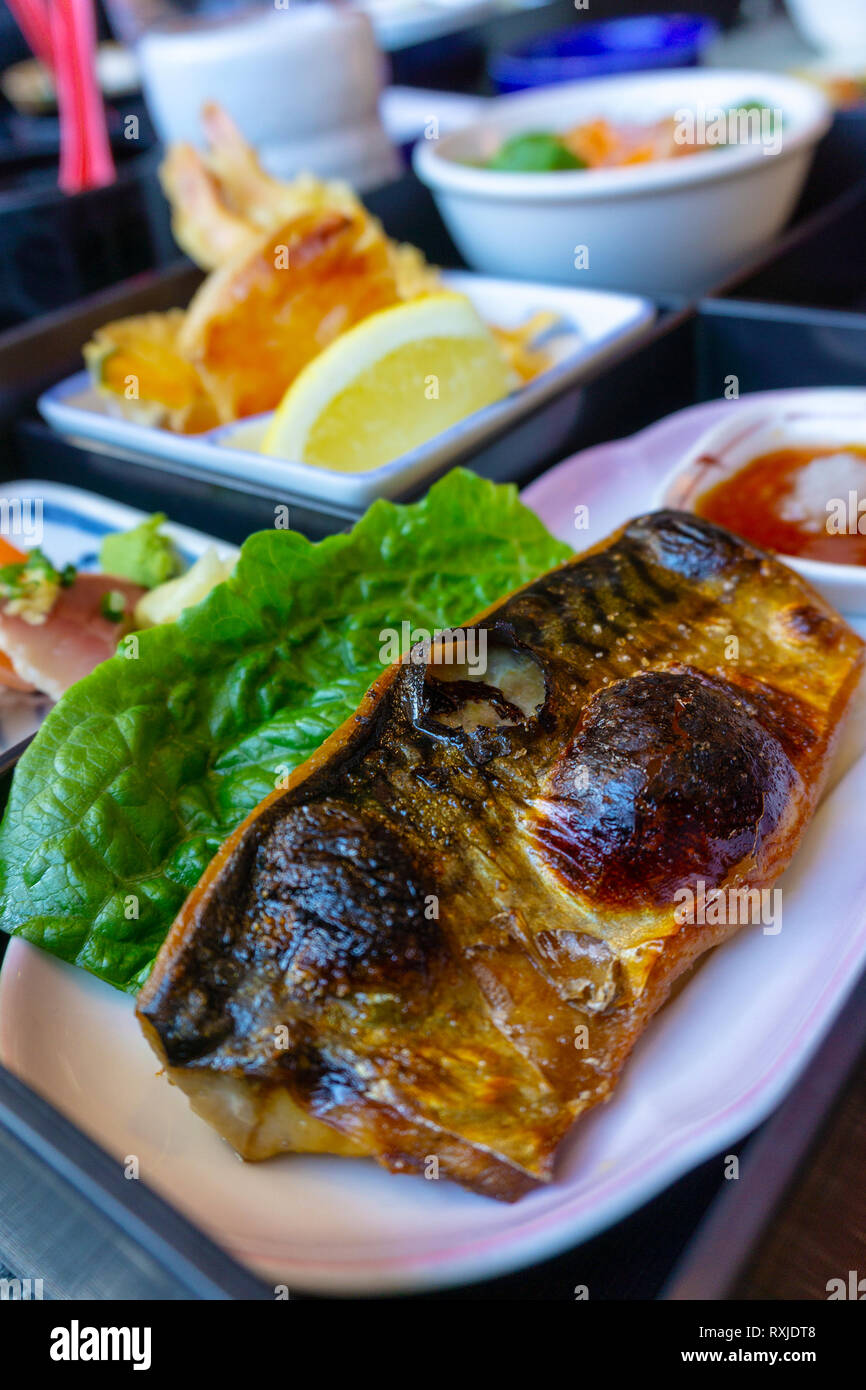 De style japonais, des grillades de poisson maquereau Saba avec la sauce teriyaki. Orientation verticale. Banque D'Images