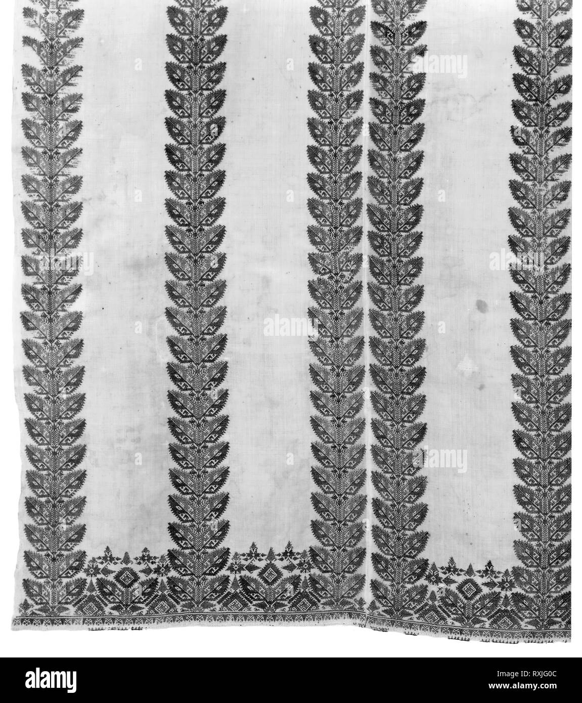 Rideau (pour un lit). La Grèce, Îles du Dodécanèse, Patmos. Capsules pour Date :. Dimensions : 323,2 x 188,6 cm (1/4 127 x 74 1/4 in.) répéter : 3,5 x 19 cm (1 3/8 x 7 1/2 in.). Linge de maison, à armure toile, brodé de soie dans l'exécution de suture (modèle de reprisage) ; quatre largeurs loom rejoint. Origine : Pátmos. Musée : le Chicago Art Institute. Banque D'Images