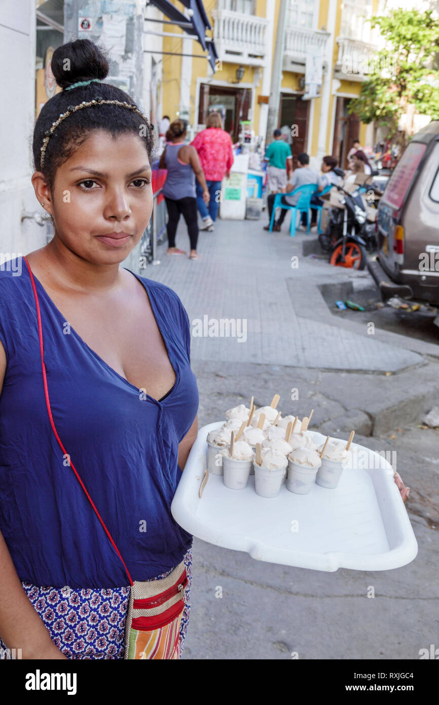 Cartagena Colombie,Centre,Centre,la Matuna,résidentes hispaniques,femmes,offre d'échantillon gratuit,tasses de glace,COL1901191919198 Banque D'Images