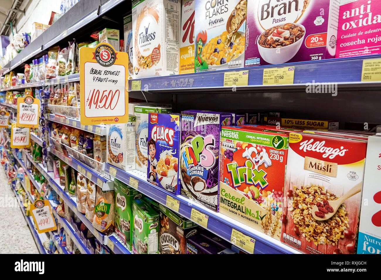 Cartagena Colombie,Centre,centre,la Matuna,Olimpica,épicerie supermarché alimentaire,intérieur,étagères produits,céréales,Kellogg's,Nestlé,Trix,muesli Banque D'Images