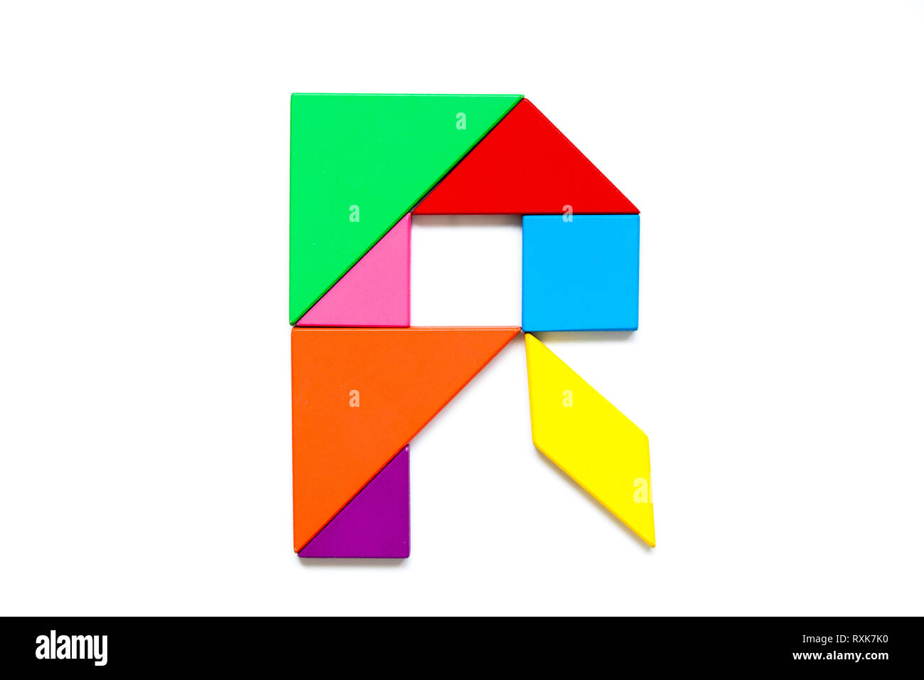 Casse-tête tangram couleur en alphabet anglais r forme sur fond blanc Banque D'Images