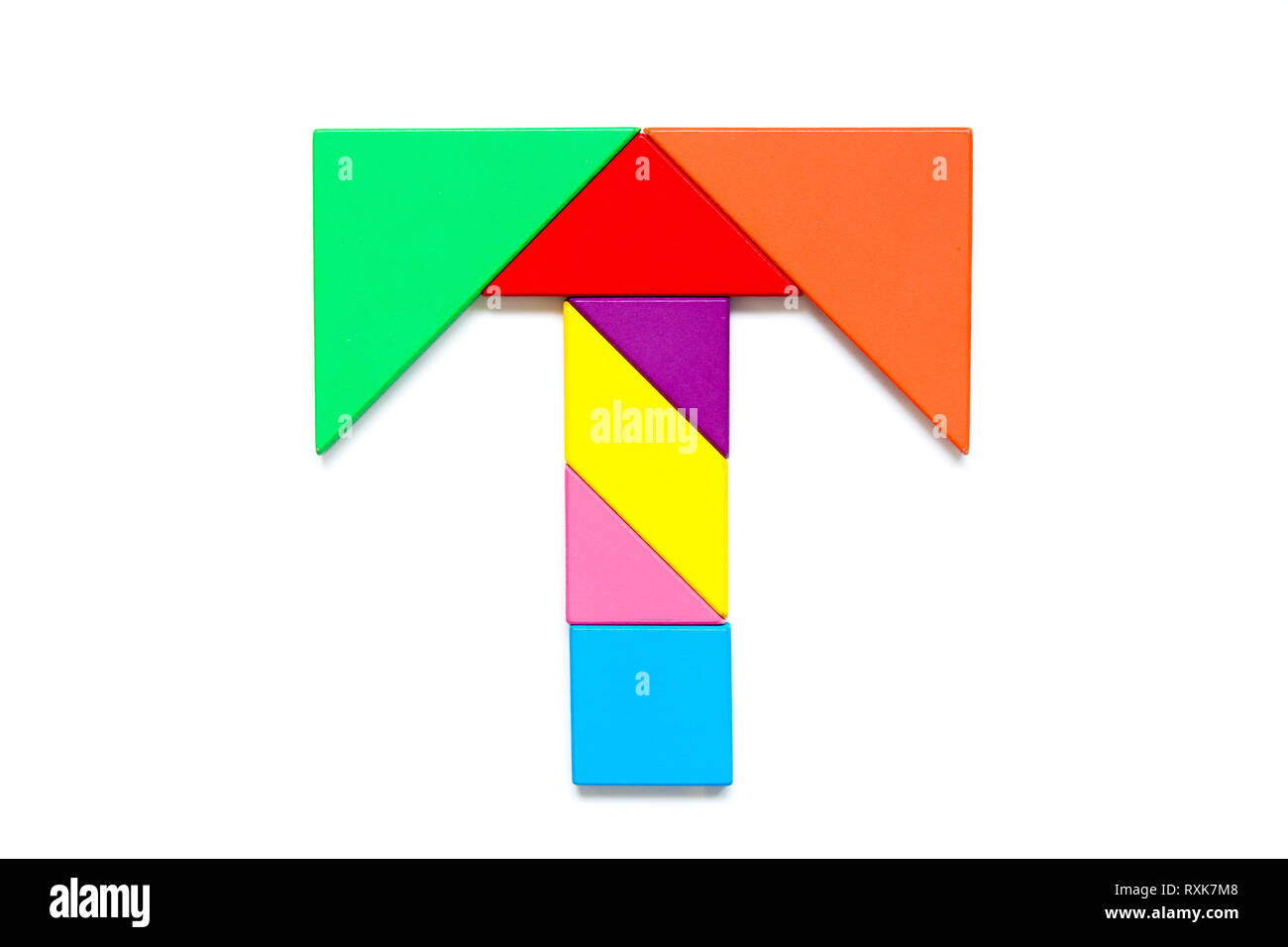 Casse-tête tangram couleur en anglais alphabet t forme sur fond blanc Banque D'Images