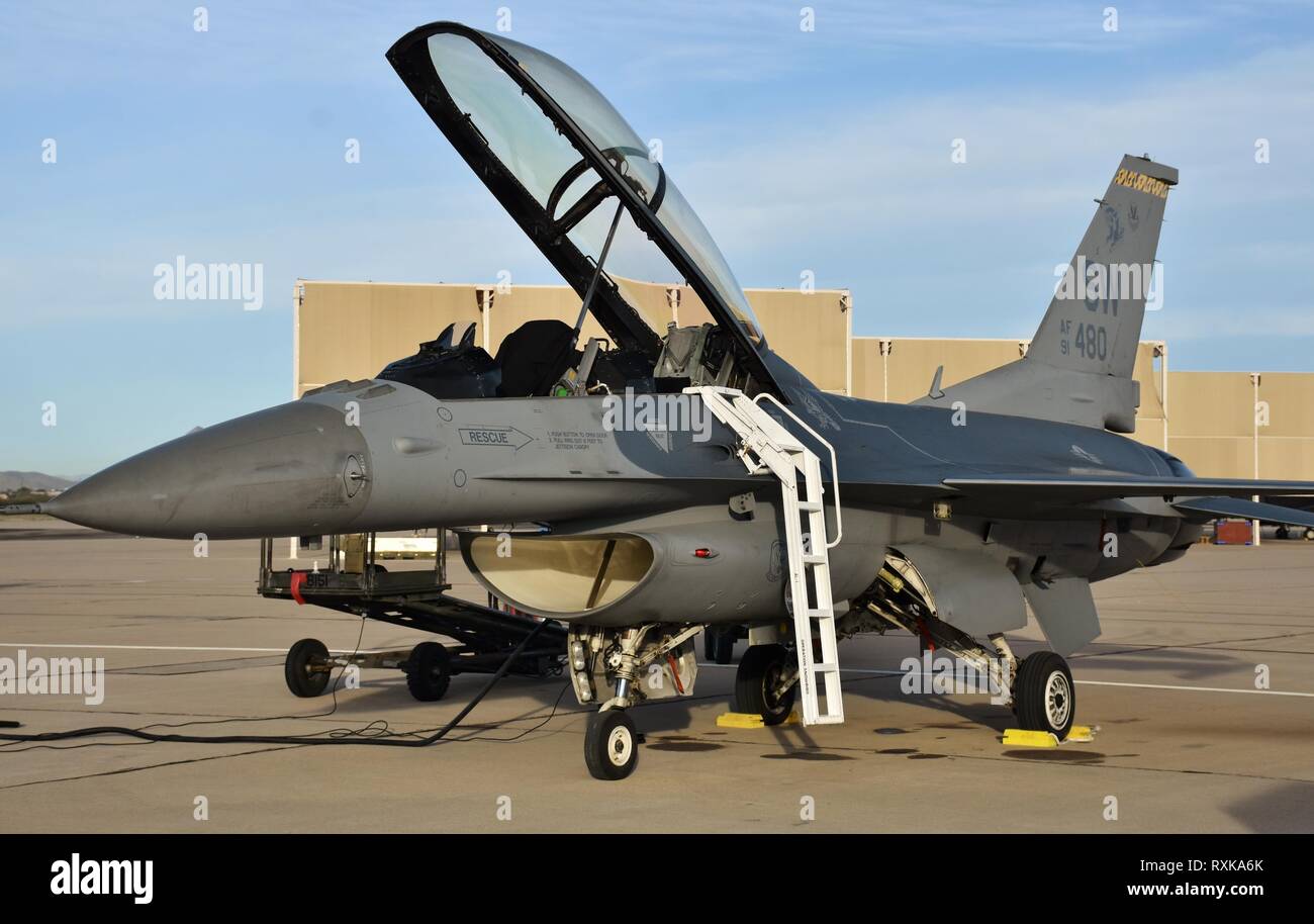 Une armée de l'air F-16 Fighting Falcon Viper/sur la piste à la base aérienne Davis-Monthan Air Force Base. Ce F-16 appartient à Shaw Air Force Base. Banque D'Images