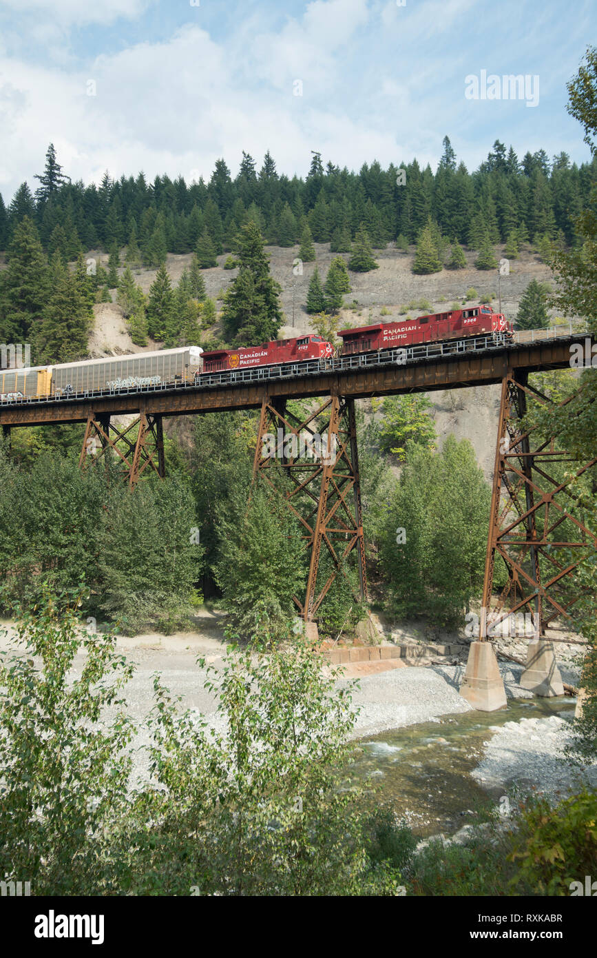 Le Canadien Pacifique (CP) freight train traverse Anderson Creek, près de Boston Bar (Colombie-Britannique), Canada. Banque D'Images