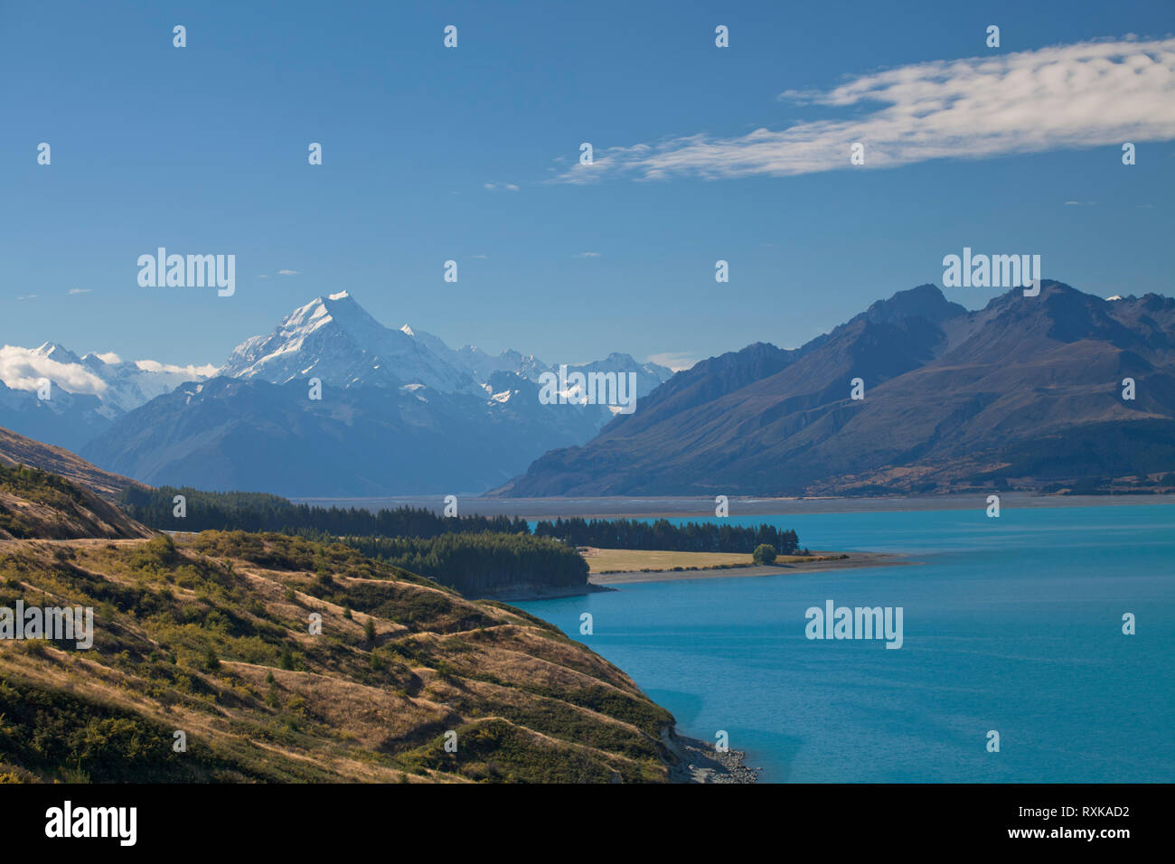 Aoraki-Mount Cook et le Lac Pukaki, plus haute montagne de Nouvelle-Zélande, dans les Alpes du Sud sur l'île du sud de la Nouvelle-Zélande, vues du Mont Cook Rd Banque D'Images