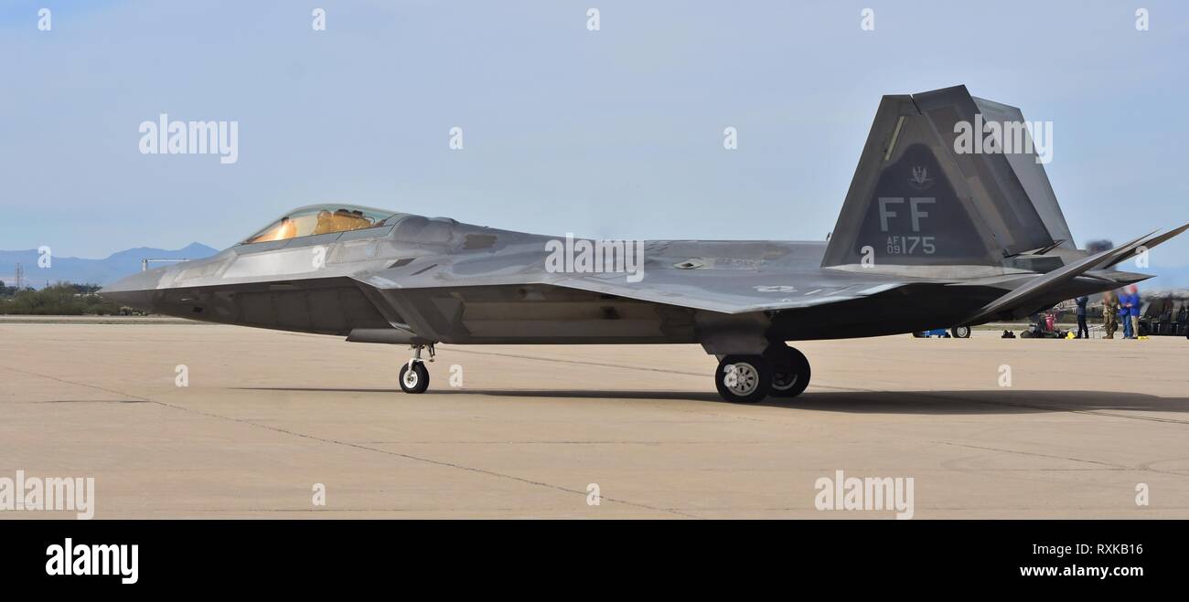 Une armée de l'air F-22 Raptor fighter jet sur une piste à la base aérienne Davis-Monthan Air Force Base. Ce F-22 appartient à Langley Air Force Base. Banque D'Images