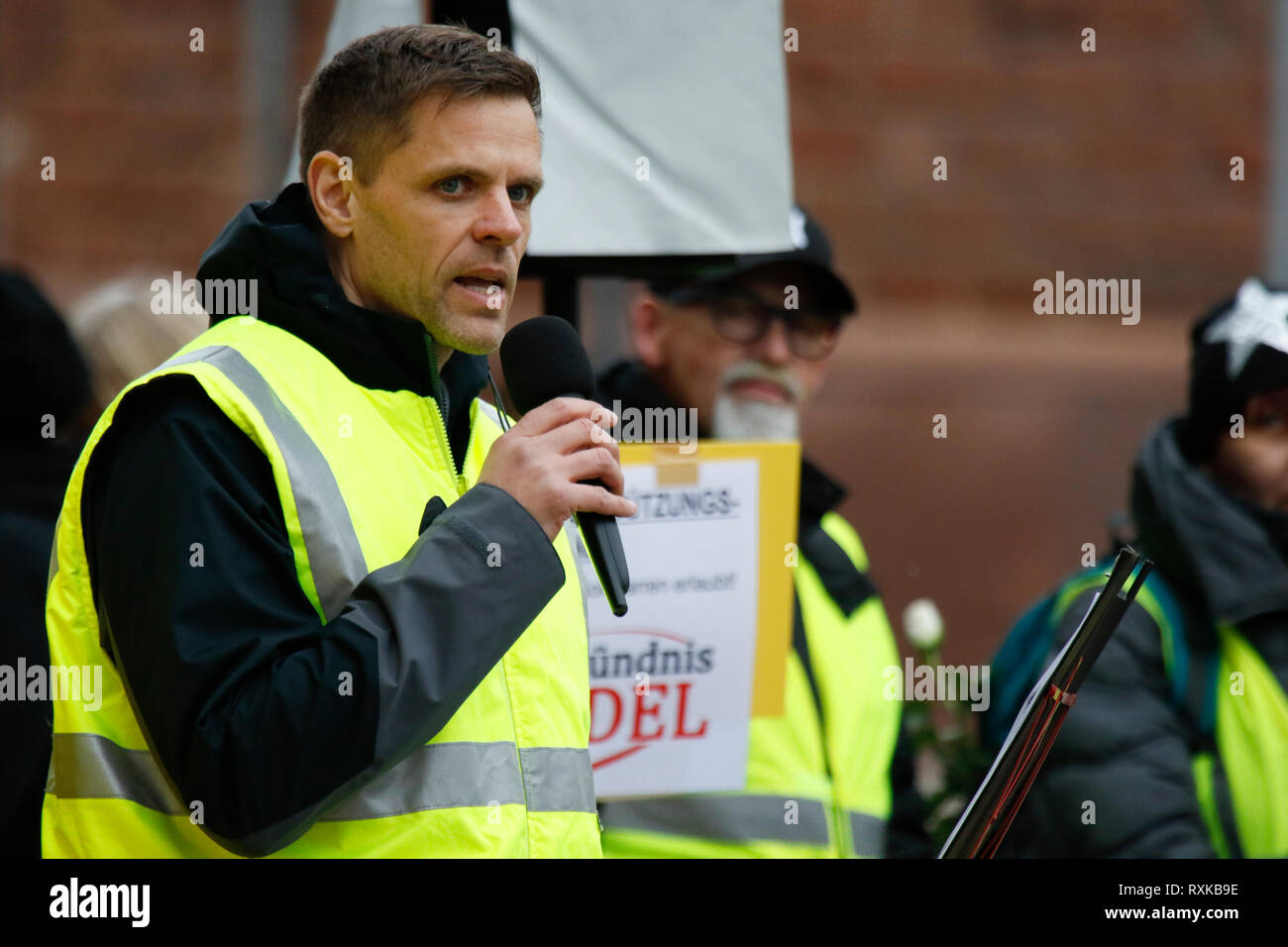 Landau, Allemagne. 9 mars 2019. L'organisateur de la manifestation de droite Marco Kurz aborde le rallye d'ouverture. Autour de 80 personnes de organisations d'extrême droite ont protesté dans la ville de Landau dans le Palatinat contre le gouvernement allemand et les migrants. Ils ont également adopté le jaune de la veste jaune français mouvement de protestation (photo de Michae Crédit : PACIFIC PRESS/Alamy Live News Banque D'Images