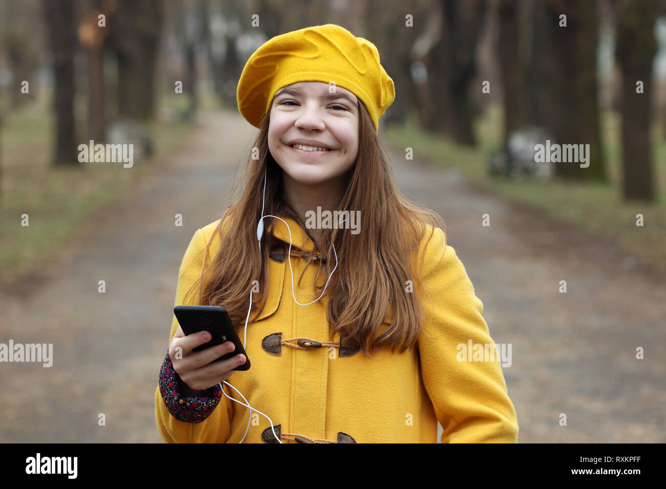 Teenage girl écoute de la musique sur le smartphone Banque D'Images