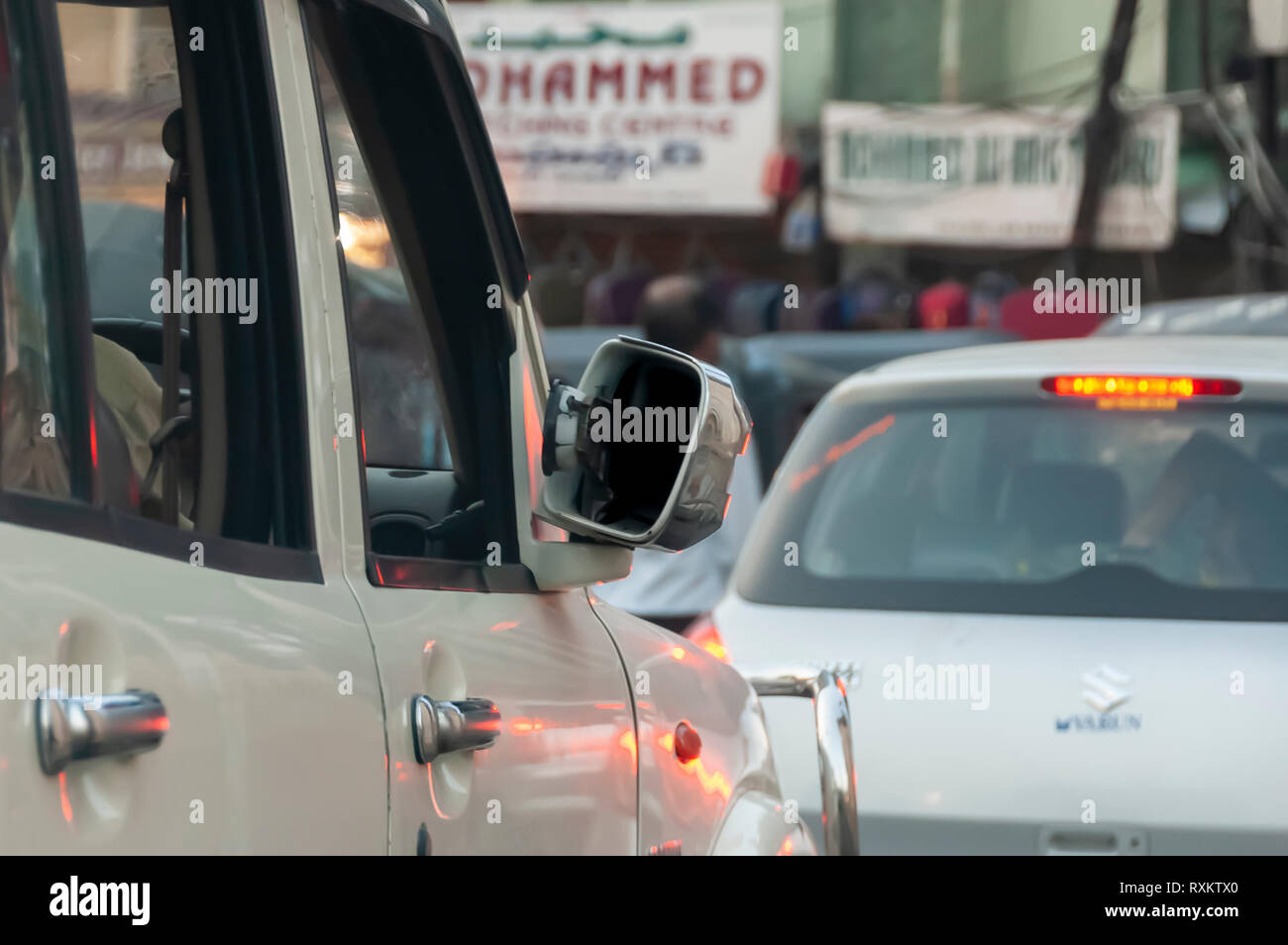 L'extérieur à l'arrière du rétroviseur totalement absent de sa patte de fixation sur un SUV coincé dans le trafic lourd autour de Charminar, Hyderabad, Telangana. Banque D'Images