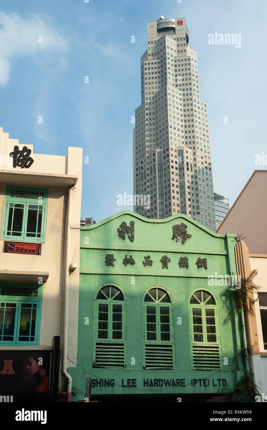 08.03.2019, Singapour, République de Singapour, en Asie - les vieux édifices le long de South Bridge Road avec des gratte-ciel modernes du quartier central des affaires. Banque D'Images