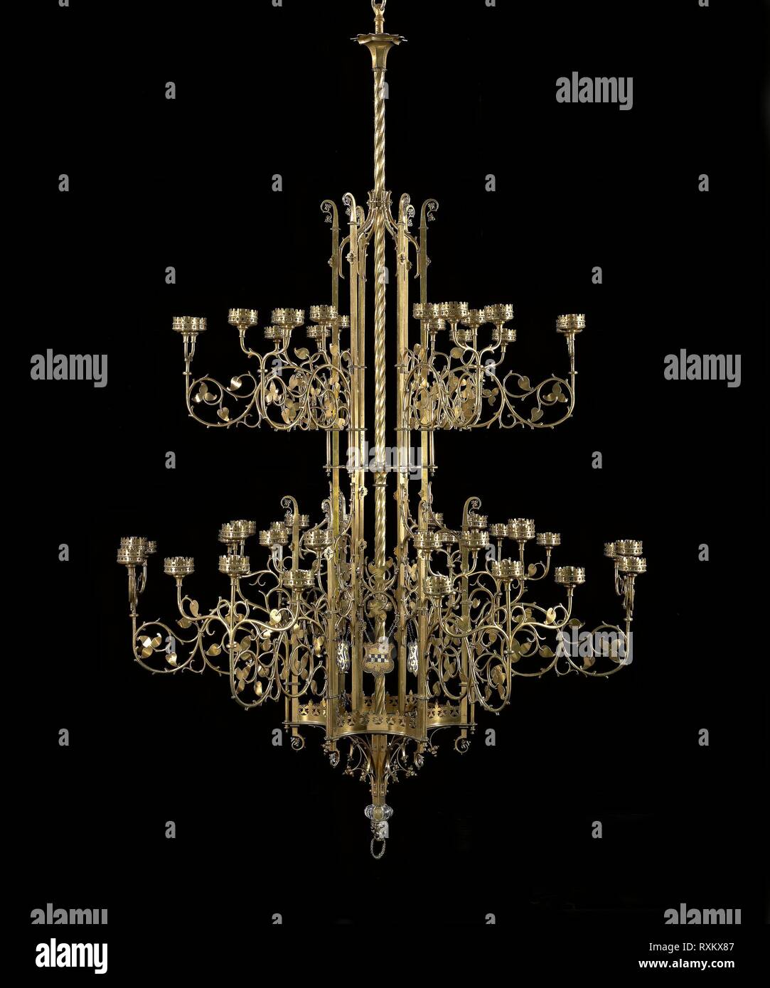 Lustre. L'Angleterre ; Augustus Welby Northmore Pugin (anglais, 1812-1852) ; fabriqué par John Hardman et Company (Birmingham, fondé 1838). Date : 1852. Dimensions : 304,8 × 182,9 cm (120 × 72 in.). Le laiton et d'émail. Origine : Angleterre. Musée : le Chicago Art Institute. Banque D'Images
