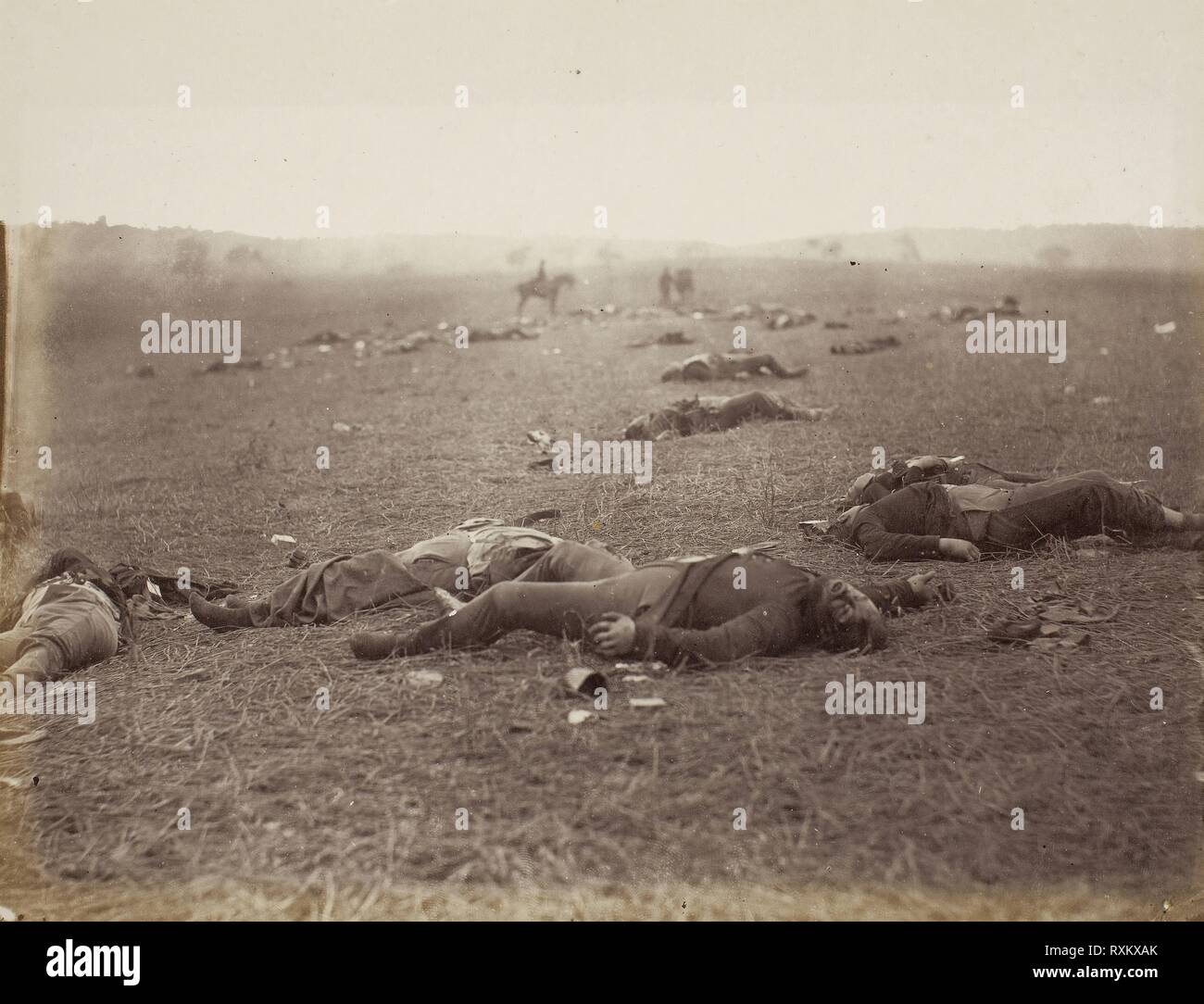 Une récolte de la mort, Gettysburg, Pennsylvanie. Timothy O'Sullivan ; American, né en Irlande, 1840-1882. Date : 1863. Dimensions : 17,3 x 22,4 cm (image/papier) ; 31 x 44,3 cm (page d'album). L'albumine, pl. 36 extrait de l'album 'Gardner's Sketch Book photographique de la guerre, tome 1' (1866). Origine : Etats Unis. Musée : le Chicago Art Institute. Auteur : Timothy O'Sullivan. Timothy H. O'Sullivan. Banque D'Images