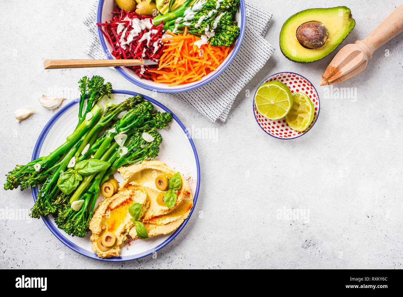 Déjeuner végétalien concept. Salade de légumes arc-en-ciel et d'hummus broccolini, vue du dessus. Banque D'Images