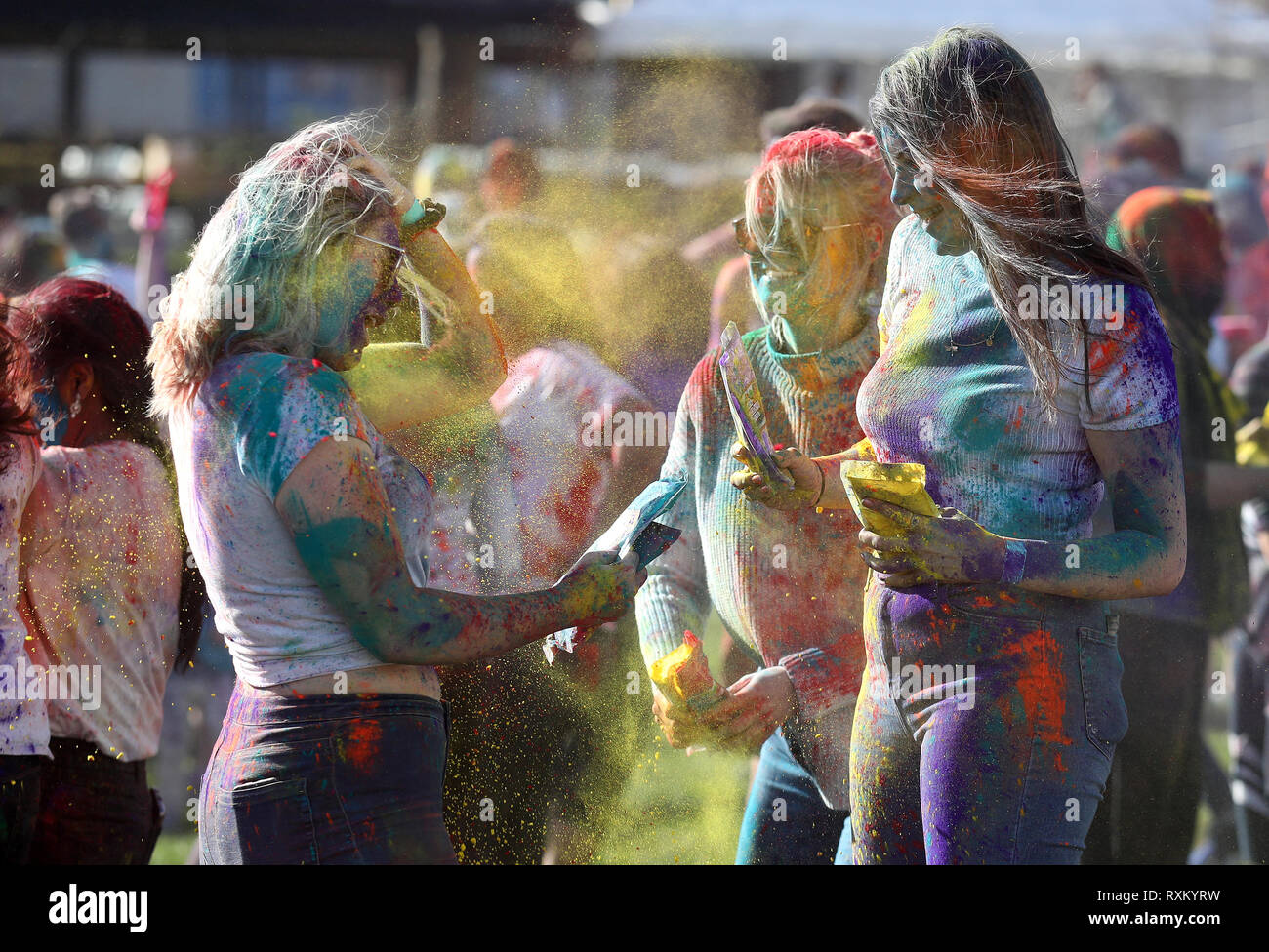 Les gens prennent part à la fête hindoue de Holi, aussi connu comme le "Festival des couleurs" sur Belmont vert à l Université de Dundee organisé par l'université de la société indienne. Banque D'Images Les gens prennent part à la fête hindoue de Holi, aussi connu comme le "Festival des couleurs" sur Belmont vert à l Université de Dundee organisé par l'université de la société indienne. Banque D'Images