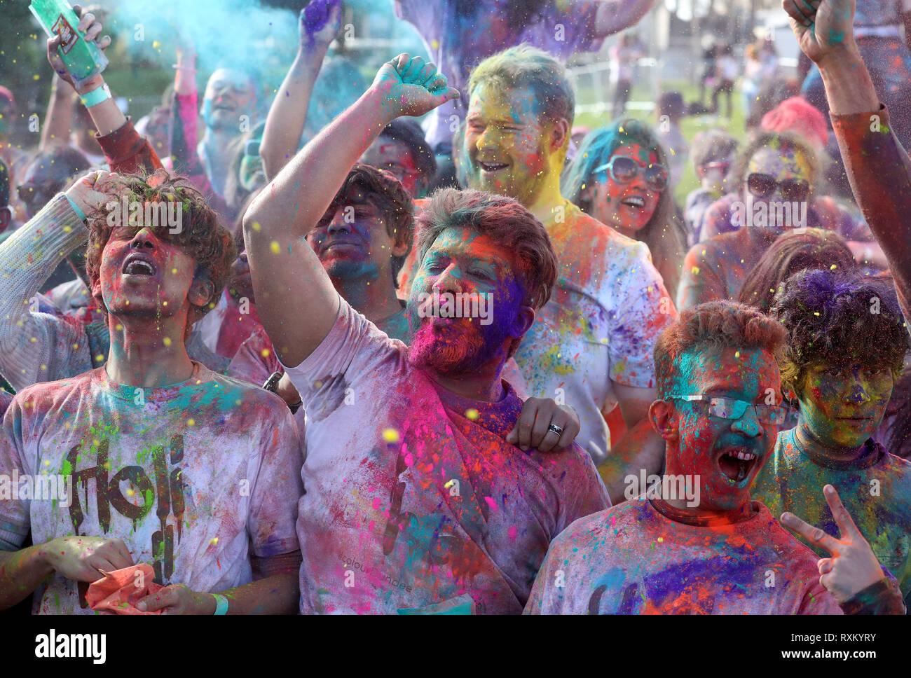 Les gens prennent part à la fête hindoue de Holi, aussi connu comme le "Festival des couleurs" sur Belmont vert à l Université de Dundee organisé par l'université de la société indienne. Banque D'Images