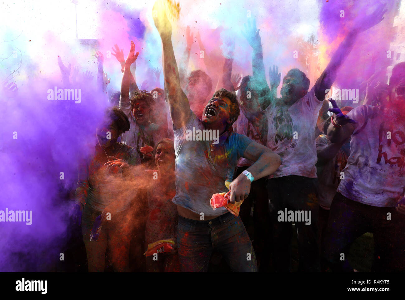 Les gens prennent part à la fête hindoue de Holi, aussi connu comme le "Festival des couleurs" sur Belmont vert à l Université de Dundee organisé par l'université de la société indienne. Banque D'Images
