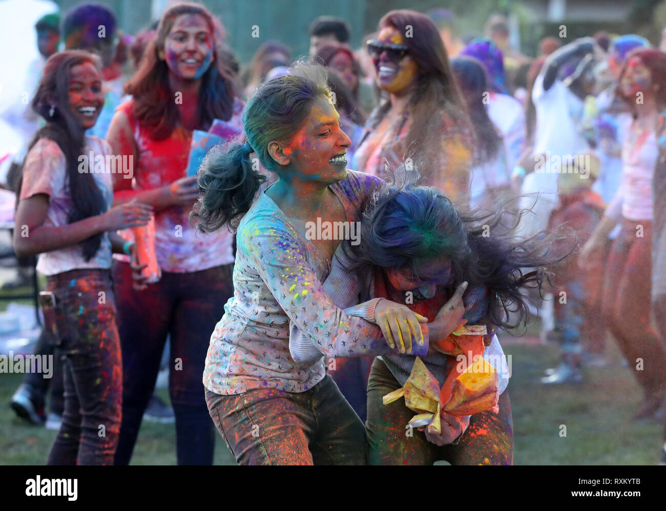 Les gens prennent part à la fête hindoue de Holi, aussi connu comme le "Festival des couleurs" sur Belmont vert à l Université de Dundee organisé par l'université de la société indienne. Banque D'Images