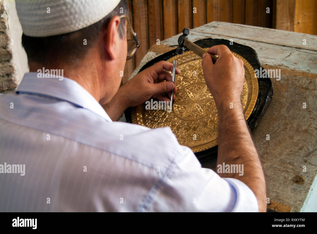 Un artisan traditionnel au travail à Boukhara, Ouzbékistan. Datant du vie siècle, la ville de Boukhara central est un musée vivant, avec environ 140 arc Banque D'Images