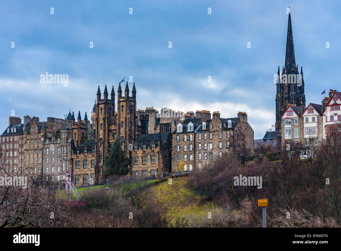 Vue sur le bâtiment de l'Université d'Edimbourg, École de divinité, au Royal Mile de Princes Street. Banque D'Images