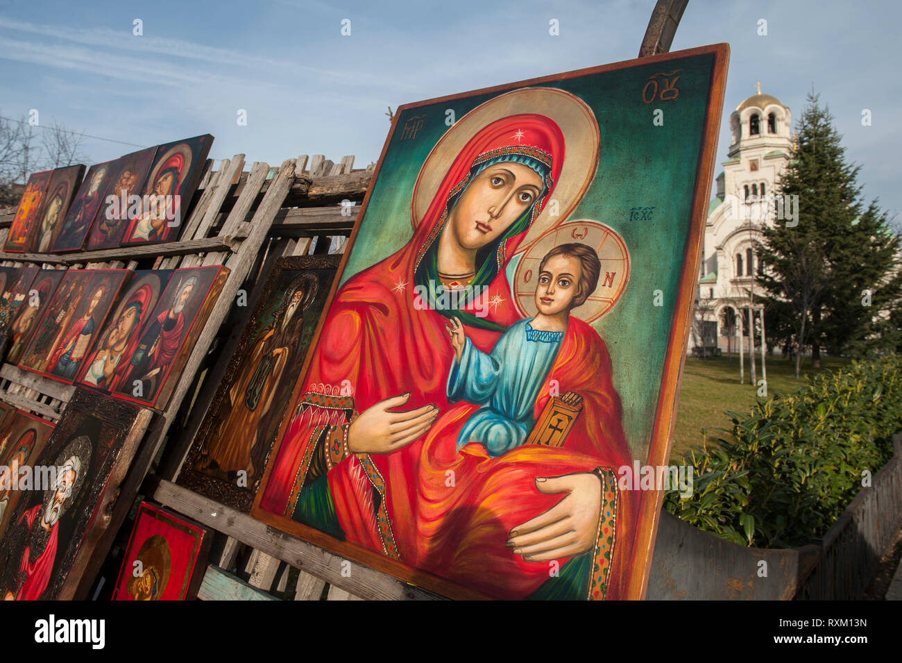 Des icônes religieuses et l'Art en vente au marché aux puces près de la cathédrale Alexandre Nevski, à Sofia. Bulgarie Banque D'Images
