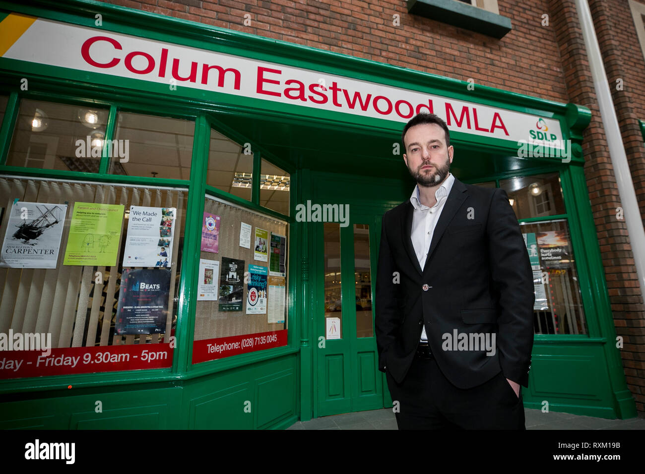 Leader du SDLP Colum Eastwood se tient en dehors de son bureau de circonscription dans le centre du village de Northside, Shantallow, Derry. Les politiciens de l'Irlande du Nord sont divisés sur la question de savoir si les soldats devraient être poursuivis pour leur rôle dans Bloody Sunday. Eastwood a déclaré que personne ne devrait être à l'abri de poursuites. Banque D'Images