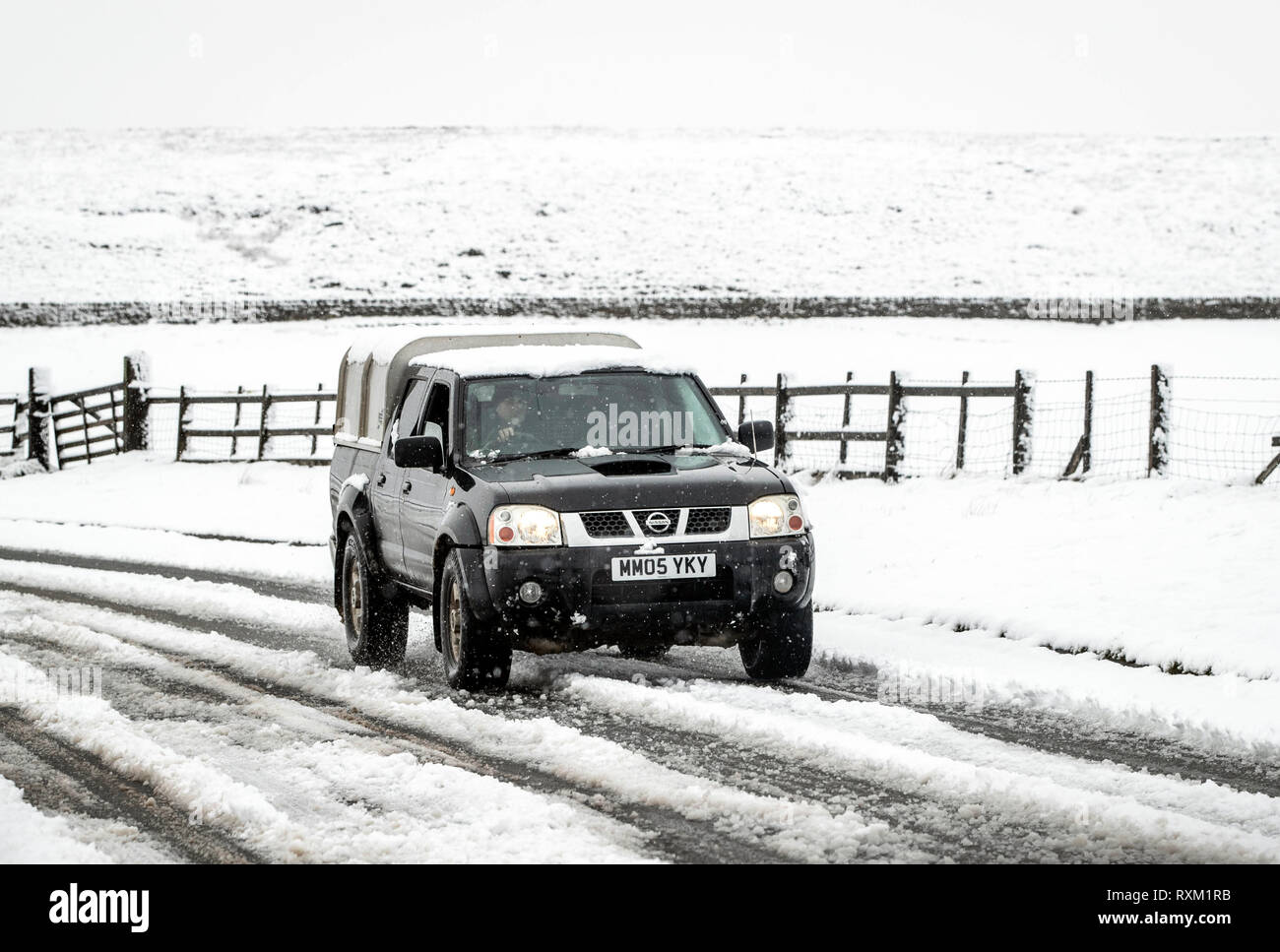 Une voiture près de la Woodhead Pass dans le Peak District comme les avertissements météorologiques sont en place dans tout le Royaume-Uni. Banque D'Images