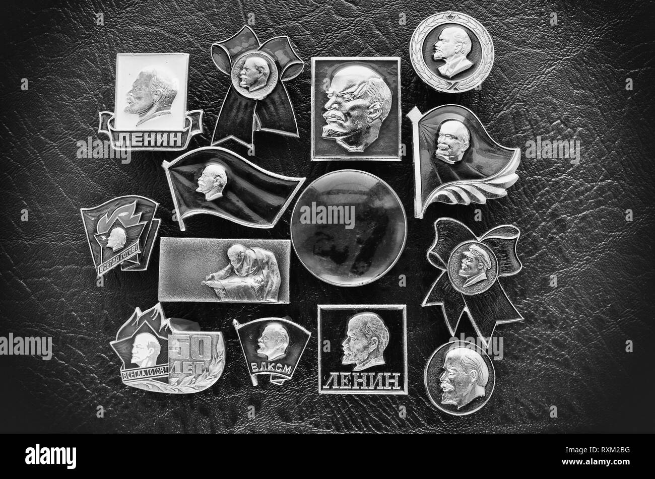 Metal badges soviétique avec l'image de dirigeant communiste Vladimir Lénine dans la stylisation noir-blanc Banque D'Images