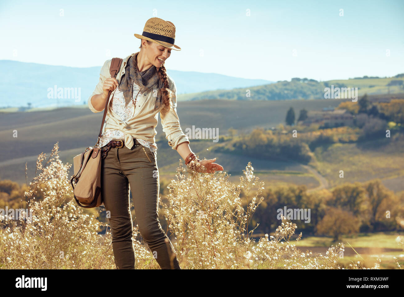 Happy Adventure voyageur seul femme en vêtements de randonnée avec sac  d'été en Toscane trekking Photo Stock - Alamy