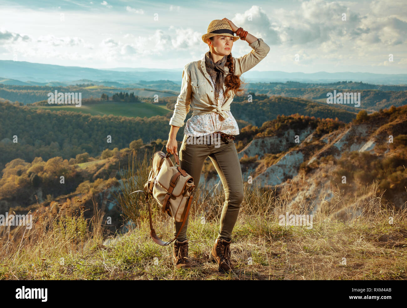 Portrait de femme en tourisme actif avec des v tements de