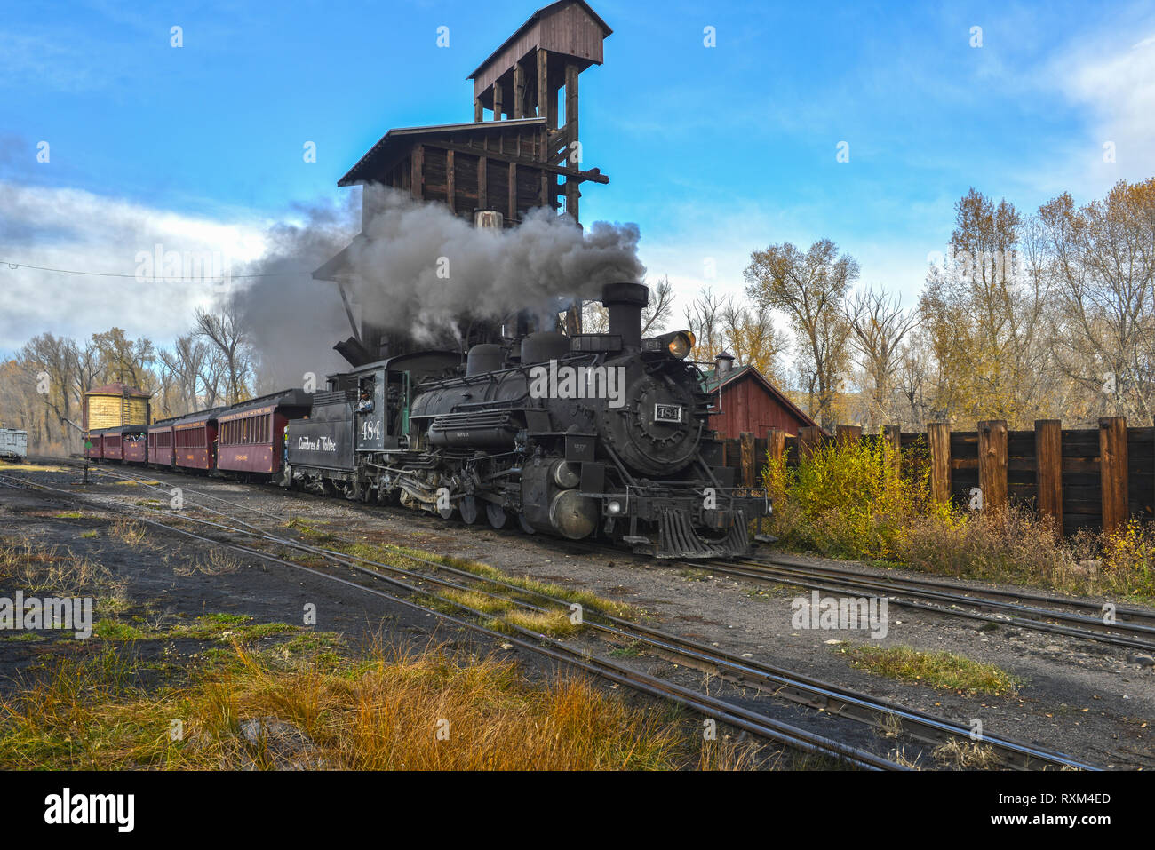 CUMBRES, Nouveau Mexique, USA. Dernière Cumbres & steamtrain toltèque de la saison dans la station auf Cumbres Banque D'Images